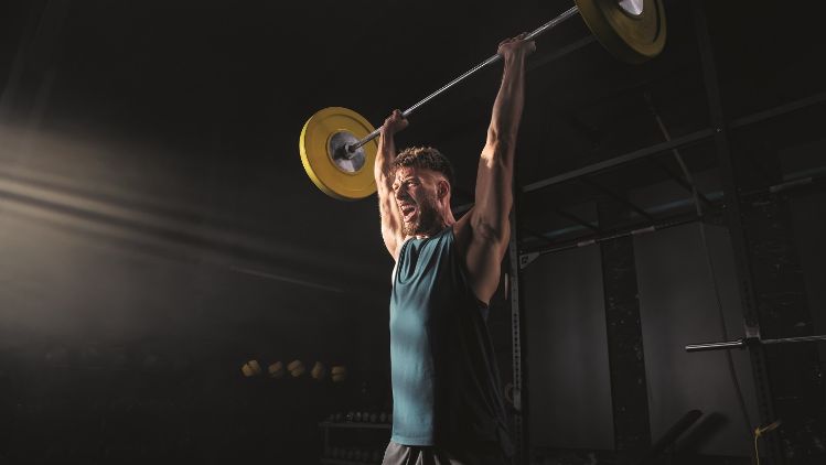 Mann trainiert im Gym